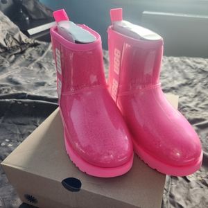 Brand new Women's Uggs in size 6 color pink